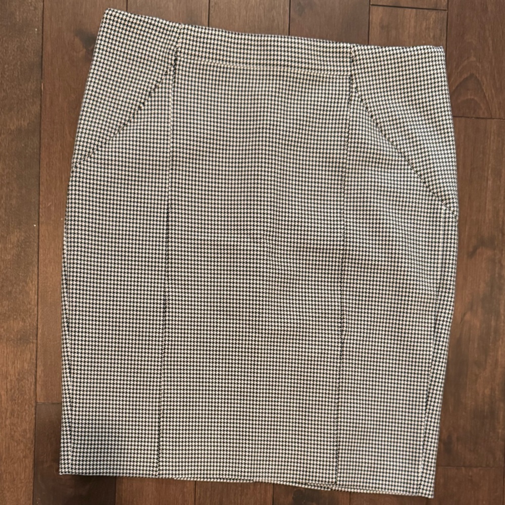 Banana Republic Monochrome Houndstooth Skirt